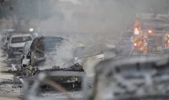 Avioneta se estrella en vecindario de San Diego; autoridades reportan varios muertos