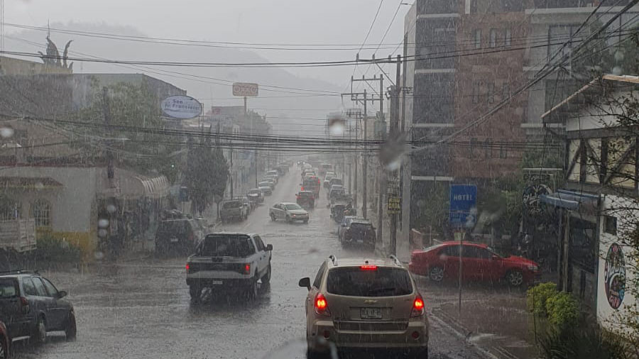 Continuarán las lluvias, tormentas y ambiente caluroso en Oaxaca; tome precauciones