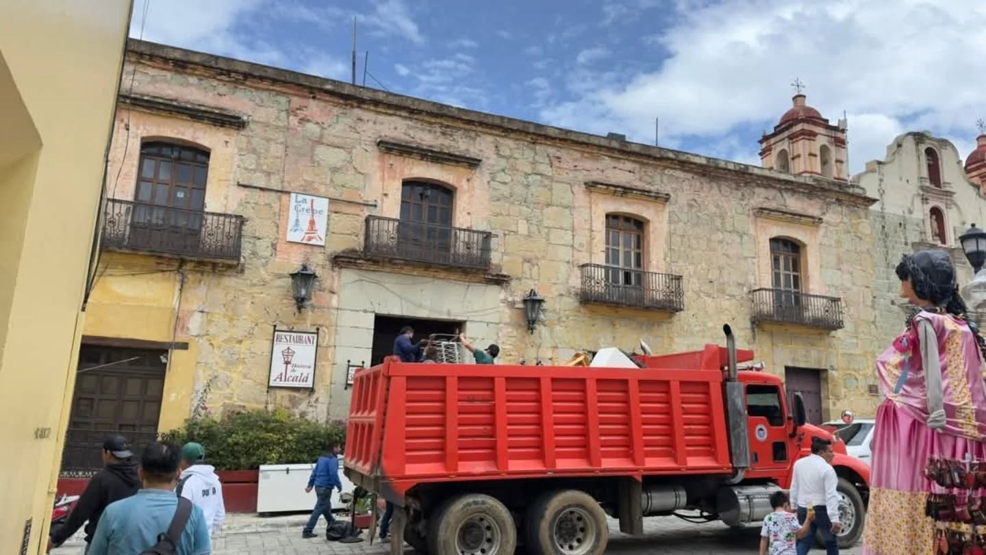 Retiran Hostería de Alcalá en Oaxaca; restaurante desalojado por orden judicial por falta de pago de renta