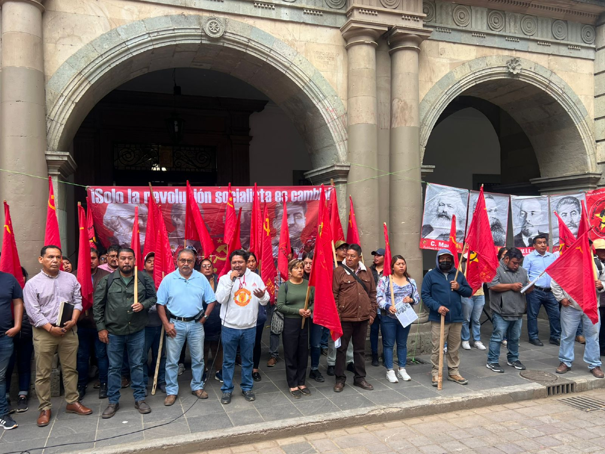 Frente Popular Revolucionario inicia plantón de 24 horas en Palacio de Gobierno de Oaxaca Frente Popular Revolucionario inicia plantón de 24 horas en Palacio de Gobierno de Oaxaca