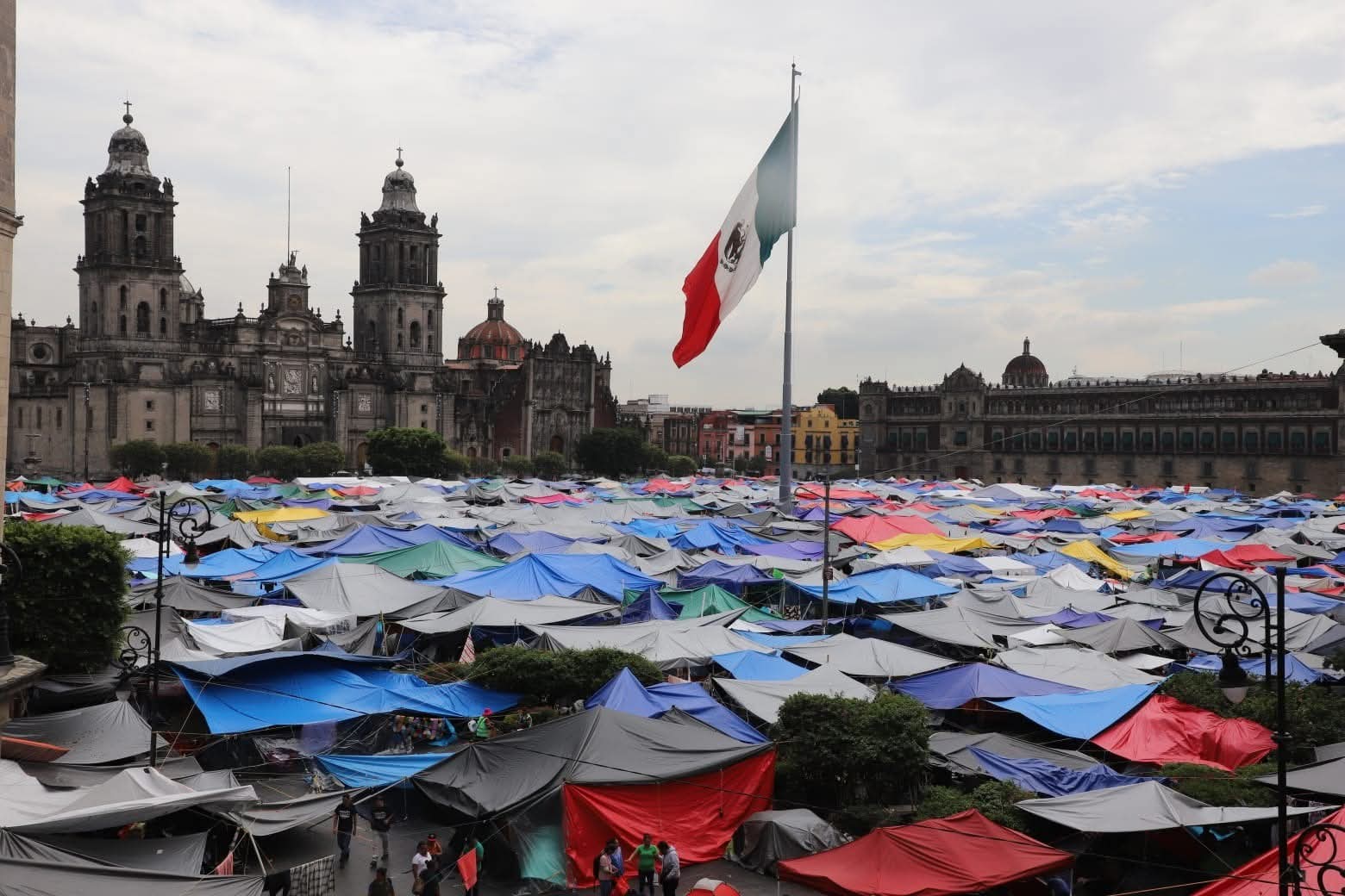 Maestros de la CNTE mantendrán plantón en el Zócalo; aún sin definir ruta de movilización Maestros de la CNTE mantendrán plantón en el Zócalo; aún sin definir ruta de movilización