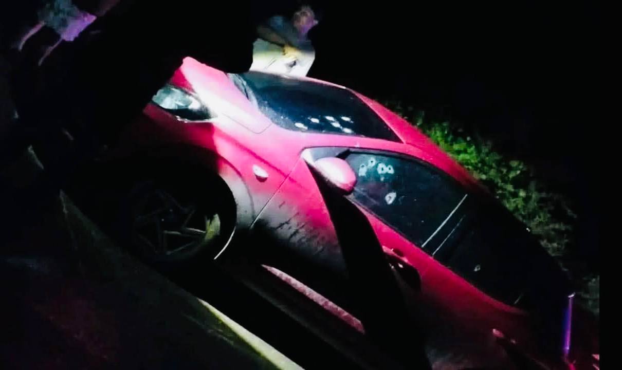 Hallan auto con 13 impactos de bala y mujer sin vida en La Laguna, Ayutla Mixe, Oaxaca