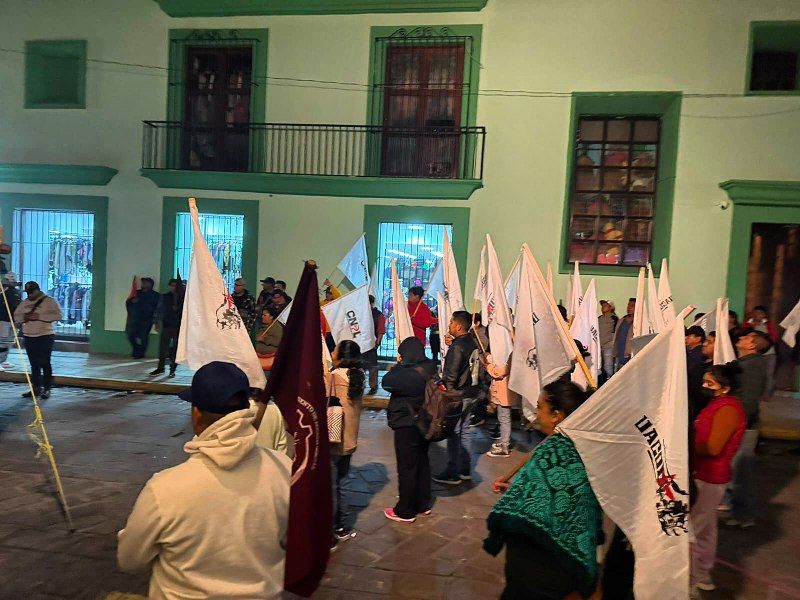 Maestros de la Sección 22 recuerdan represión de 2006 con mitin y quema de cohetes