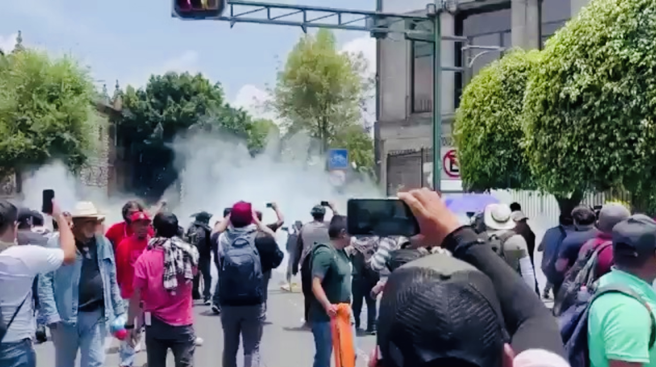 Enfrentamiento en Segob: CNTE protesta, encapuchados atacan y maestros rechazan violencia