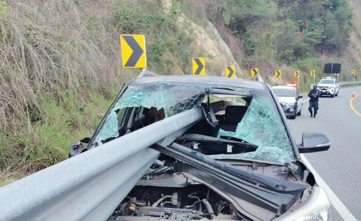 Mujer pierde la vida tras brutal accidente en la súper carretera Oaxaca–Costa, tramo Barranca Larga–Ventanilla Mujer pierde la vida tras brutal accidente en la súper carretera Oaxaca–Costa, tramo Barranca Larga–Ventanilla