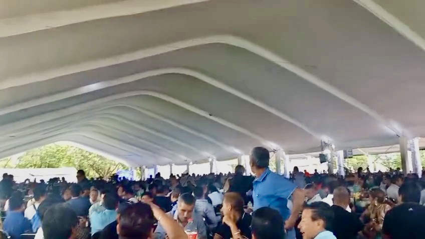 Burócratas gritan “¡Fuera Jara!” también en comida del Día del Padre; crece repudio a la “Primavera oaxaqueña”