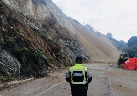 Capufe cierra supercarretera Oaxaca-Cuacnopalan por nuevo derrumbe; cuadrillas trabajan con maquinaria para restablecer la circulación Capufe cierra supercarretera Oaxaca-Cuacnopalan por nuevo derrumbe; cuadrillas trabajan con maquinaria para restablecer la circulación