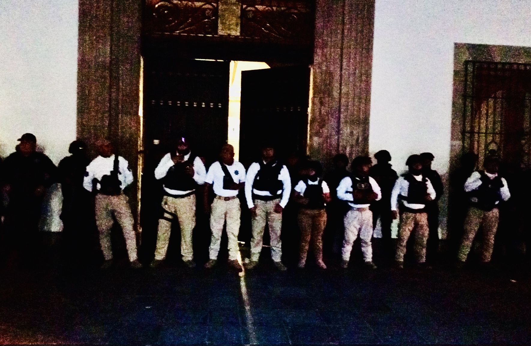 Salomón Jara opta, otra vez, por represión; envía a la Policía Estatal a desalojar a exburócratas del Palacio de Gobierno