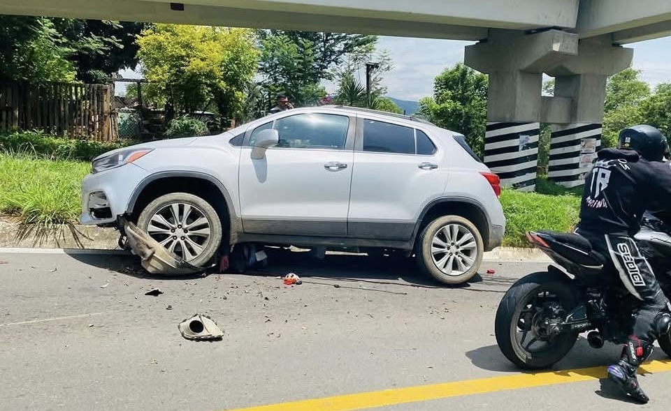 Motociclista y acompañante mueren en accidente en Huayapan; vecinos exigen operativos contra exceso de velocidad dominical