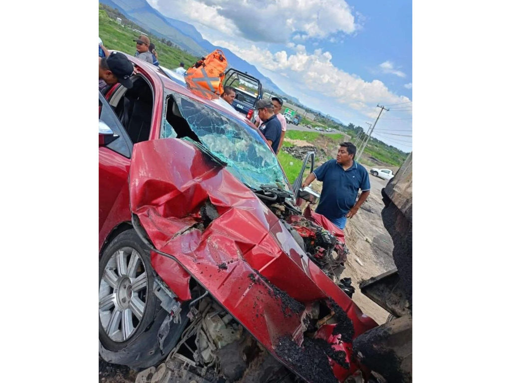 Dos muertos tras choque entre vehículo particular y camión de volteo en carretera 190, Oaxaca Dos muertos tras choque entre vehículo particular y camión de volteo en carretera 190, Oaxaca