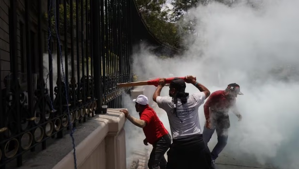 Tras irrupción de la CETEG en la Segob, concluye mesa de negociación sin resultados; continúa plantón en el Zócalo Tras irrupción de la CETEG en la Segob, concluye mesa de negociación sin resultados; continúa plantón en el Zócalo