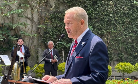 Embajador Ronald Johnson llama a México a enfrentar amenazas; «no solo competimos con China», dice