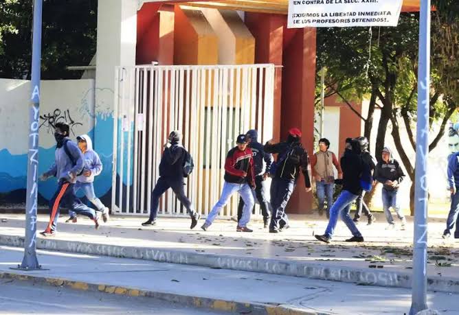 Escala la violencia en la UABJO; grupos de choque atacan facultad y comunidad universitaria exige acción