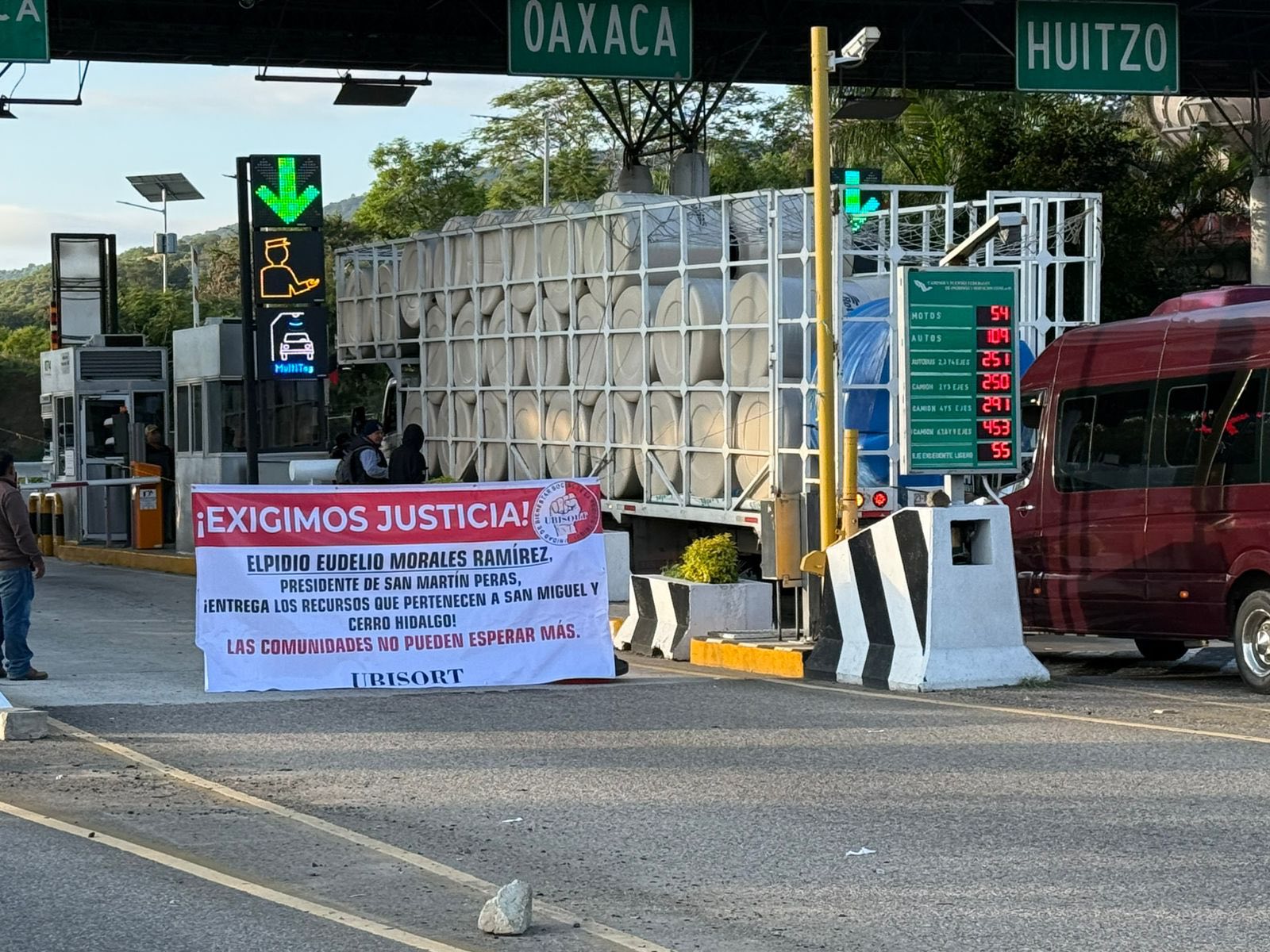 Protestan en caseta de Huitzo por retención de recursos federales; comunidades exigen entrega de participaciones, Oaxaca Protestan en caseta de Huitzo por retención de recursos federales; comunidades exigen entrega de participaciones, Oaxaca