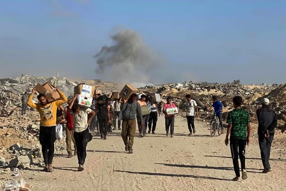 Sube a 13 los palestinos muertos por disparos; esperaban ayuda en punto de reparto en Franja de Gaza