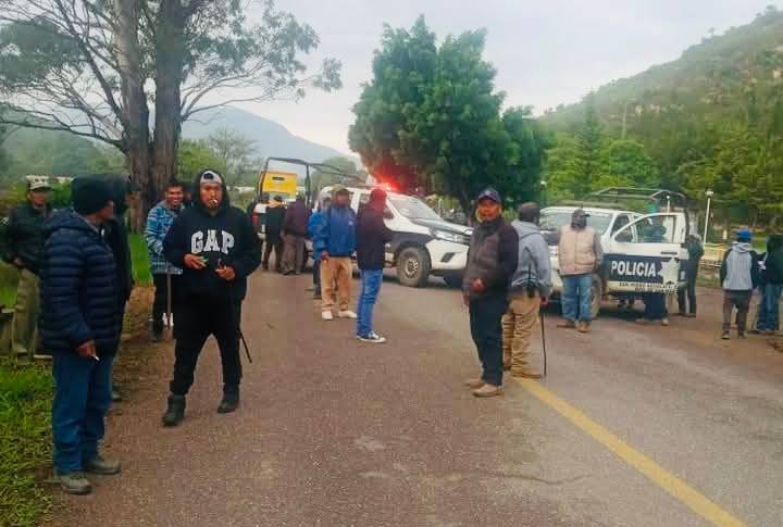 Bloquean carretera Huajuapan-Juxtlahuaca por exigencia de recursos municipales en San Martín Peras Bloquean carretera Huajuapan-Juxtlahuaca por exigencia de recursos municipales en San Martín Peras