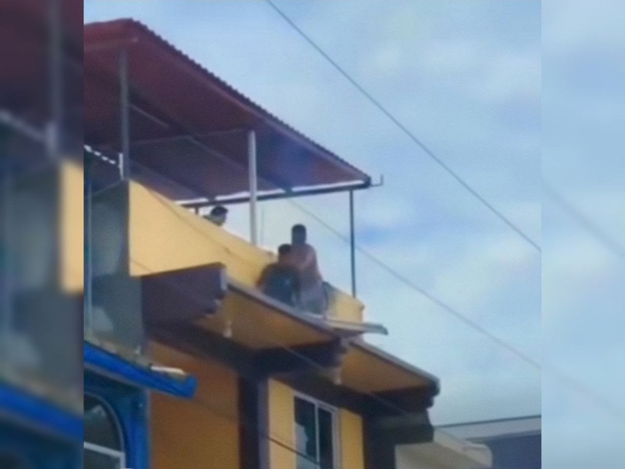 Joven se electrocuta tras resbalar y tocar cables de luz en Huatulco, Oaxaca