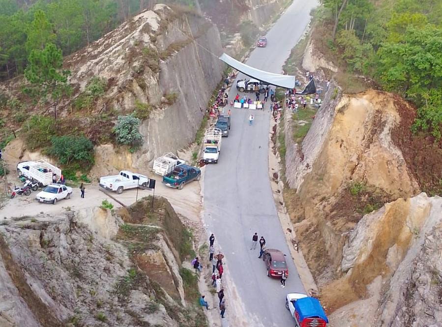 Habitantes de San Lucas Atoyaquillo bloquean carretera en la Costa de Oaxaca; exigen fin a la marginación institucional