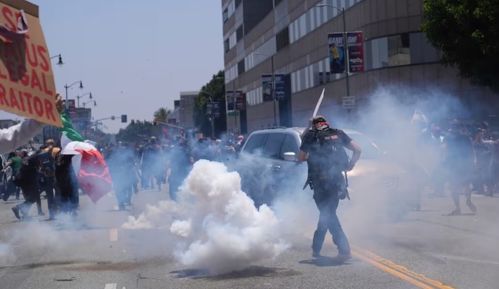 Decenas protestan en Los Ángeles contra redadas migratorias por tercer día consecutivo; autoridades usan gas lacrimógeno