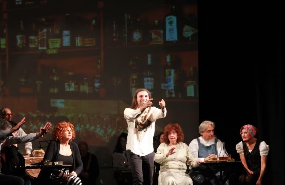 «Nonnituber», teatro documental mexicano en Italia que redignifica a las personas de la tercera edad