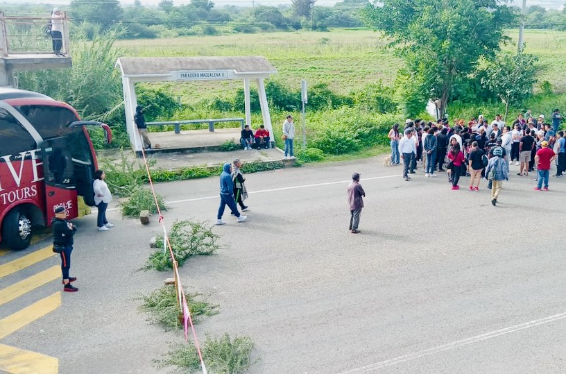Pobladores de Magdalena Ocotlán, en Oaxaca, bloquean carretera exigiendo justicia por muerte de policías y transparencia municipal