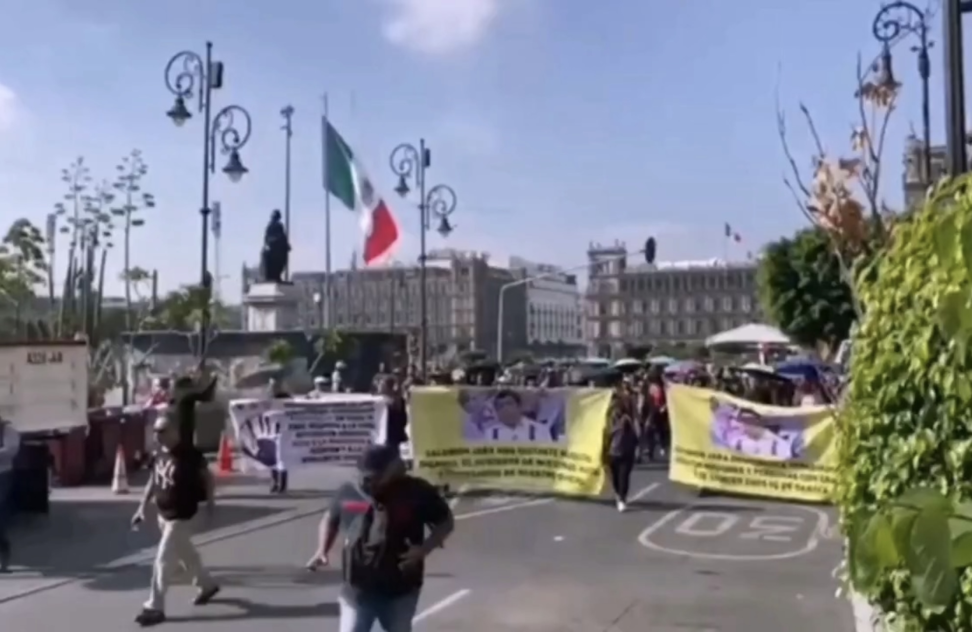 Exburócratas ya no marchan en Oaxaca de Juárez, sino en la CDMX, ante la desatención del gobierno de Salomón Jara Exburócratas ya no marchan en Oaxaca de Juárez, sino en la CDMX, ante la desatención del gobierno de Salomón Jara