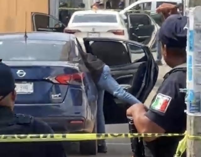 Actualización: Balacera en el centro de Tuxtepec deja un muerto y dos vehículos baleados en avenida Independencia