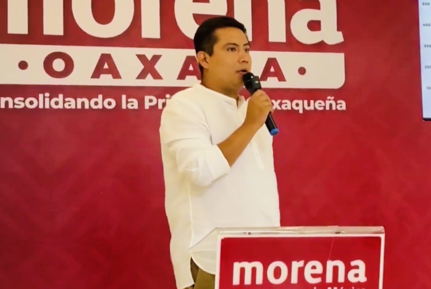 Acusan al dirigente estatal de Morena de entregar apoyos oficiales a afectados por el huracán Erick y, a la par, afiliar a damnificados