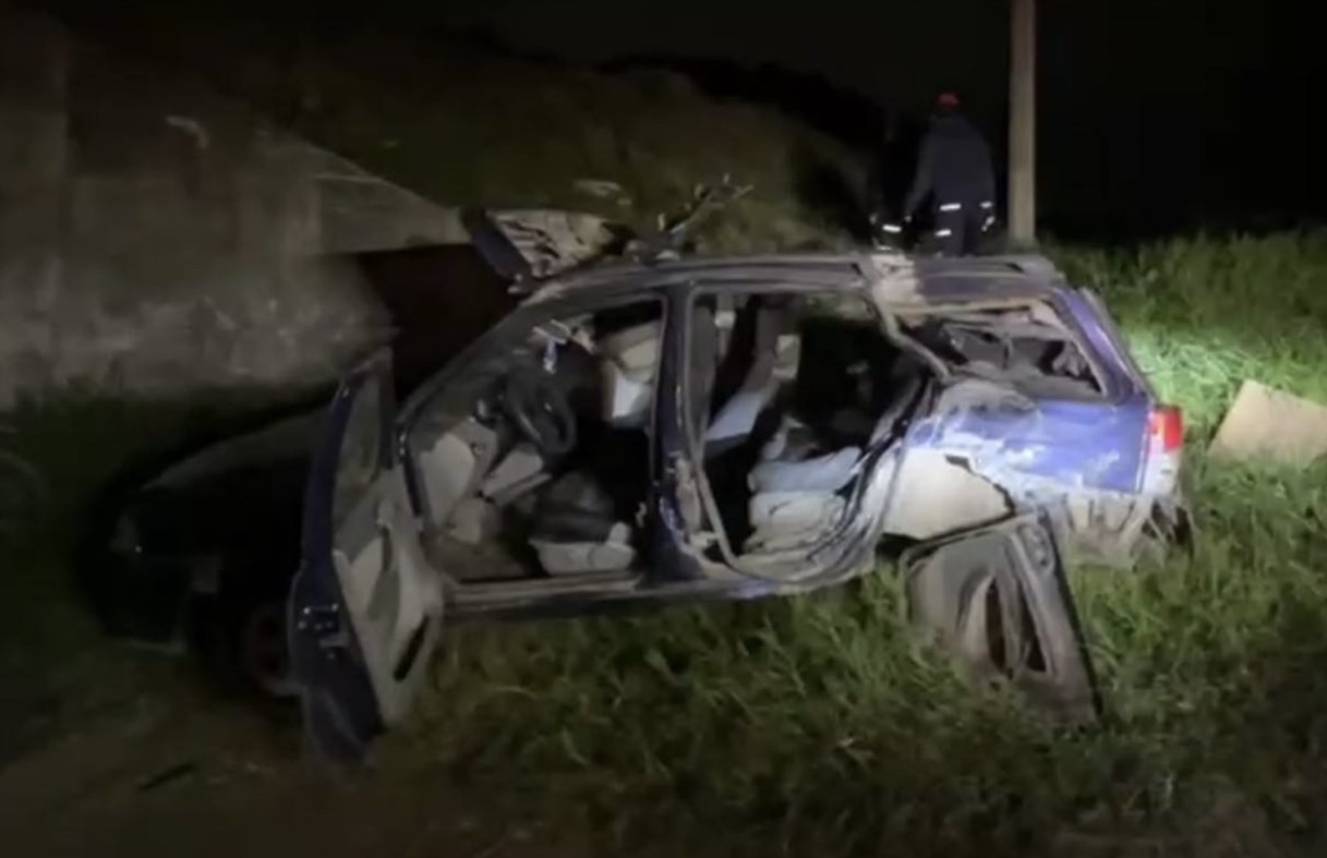 Volcadura en libramiento al Tule deja cinco lesionados, dos prensados, en accidente de Pointer azul Volcadura en libramiento al Tule deja cinco lesionados, dos prensados, en accidente de Pointer azul