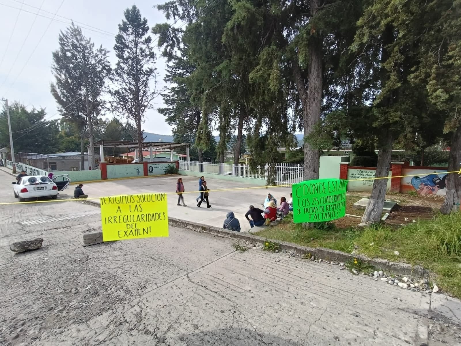 Padres toman Escuela Normal de Teposcolula, en Oaxaca, por irregularidades en examen y exigen transparencia en matrícula