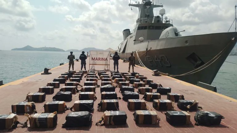Marina decomisa 559 kg de cocaína en el Istmo de Oaxaca y detiene a cuatro personas en operativo marítimo Marina decomisa 559 kg de cocaína en el Istmo de Oaxaca y detiene a cuatro personas en operativo marítimo