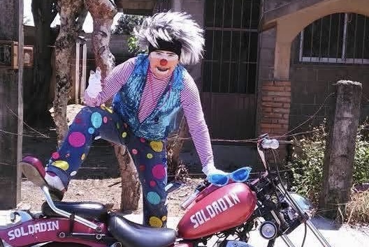 Detienen a tres hombres por linchamiento mortal del payaso “Soldadin” en la colonia El Esfuerzo, de Tuxtepec, Oaxaca Detienen a tres hombres por linchamiento mortal del payaso “Soldadin” en la colonia El Esfuerzo, de Tuxtepec, Oaxaca