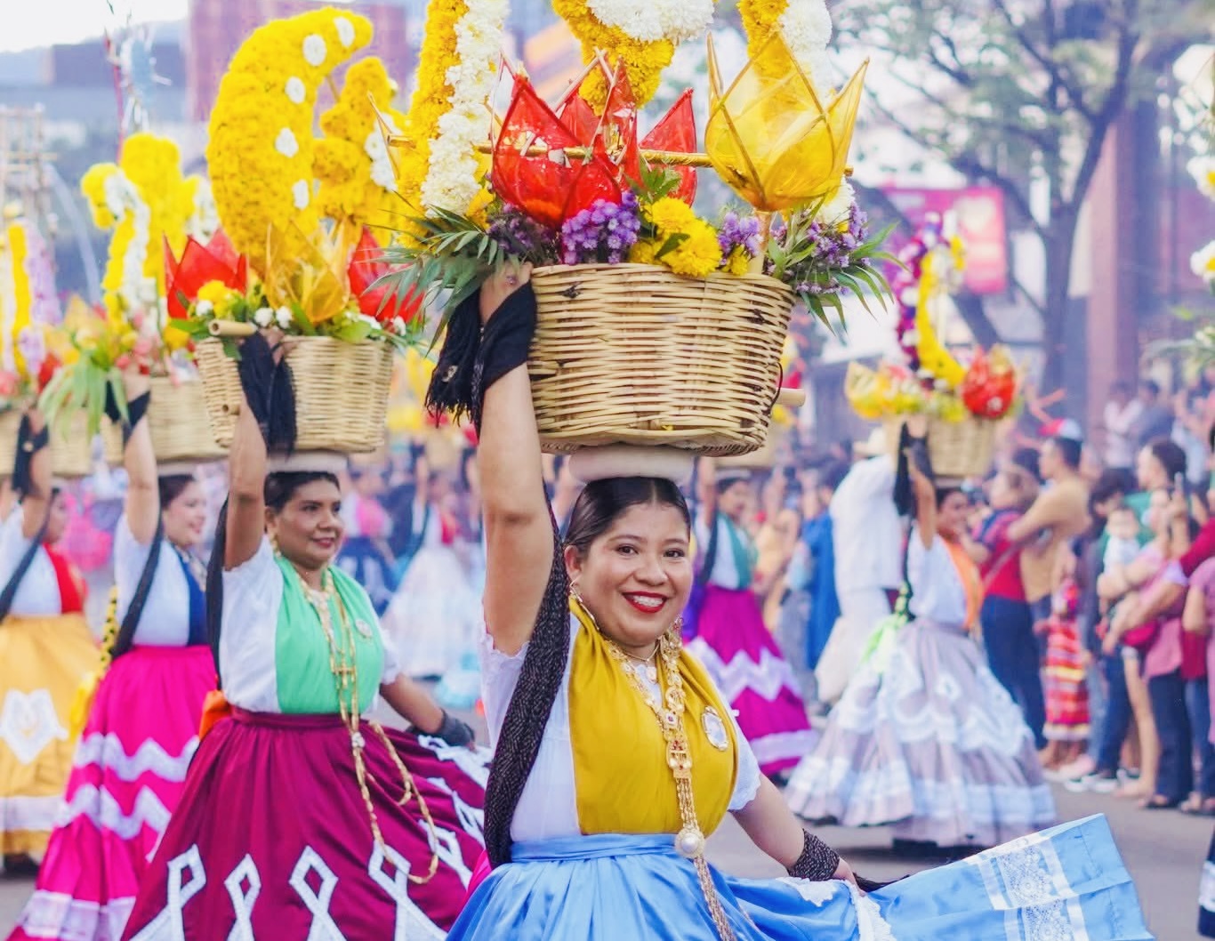 Con el desfile de 30 delegaciones culturales, en Oaxaca iniciaron las celebraciones de la Guelaguetza 2025