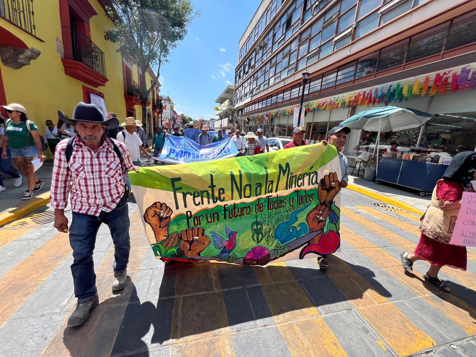 Marchan en Oaxaca contra minería no consensuada: exigen cancelar concesiones que amenazan territorio, salud y modo de vida