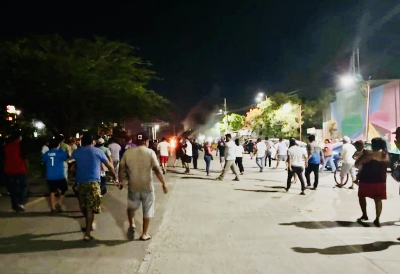 Policía Estatal enfrenta protestas y señalamientos en Juchitán por abusos, detenciones arbitrarias y presuntos nexos criminales Policía Estatal enfrenta protestas y señalamientos en Juchitán por abusos, detenciones arbitrarias y presuntos nexos criminales