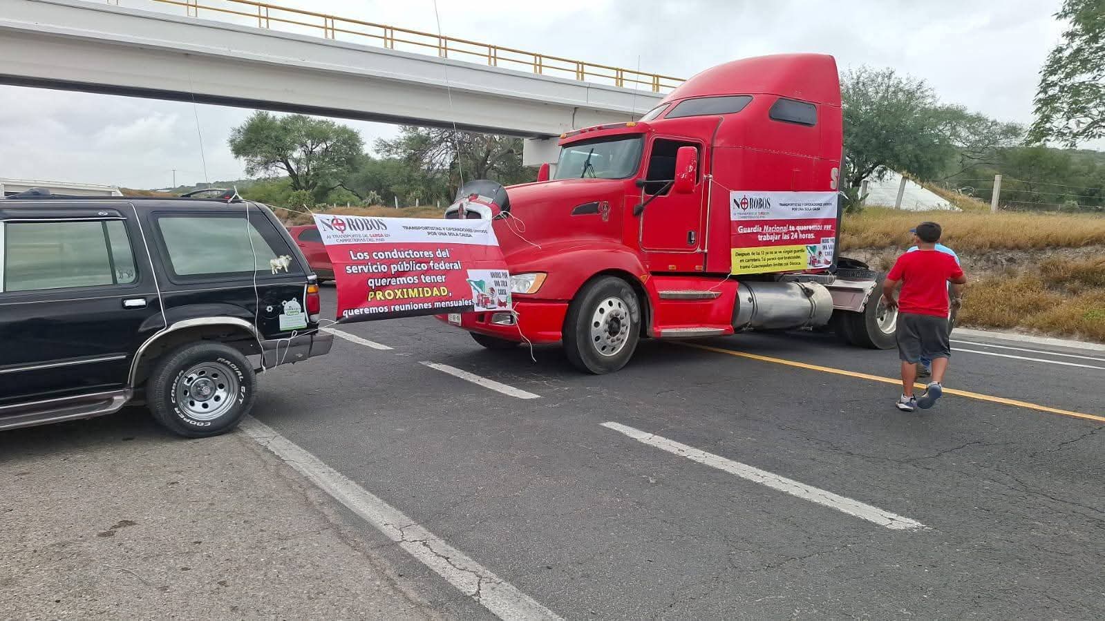 Transportistas se hartan de asaltos y bloquean autopista Cuacnopalan-Oaxaca, tras asesinato de trailero; exigen seguridad ante ola de violencia