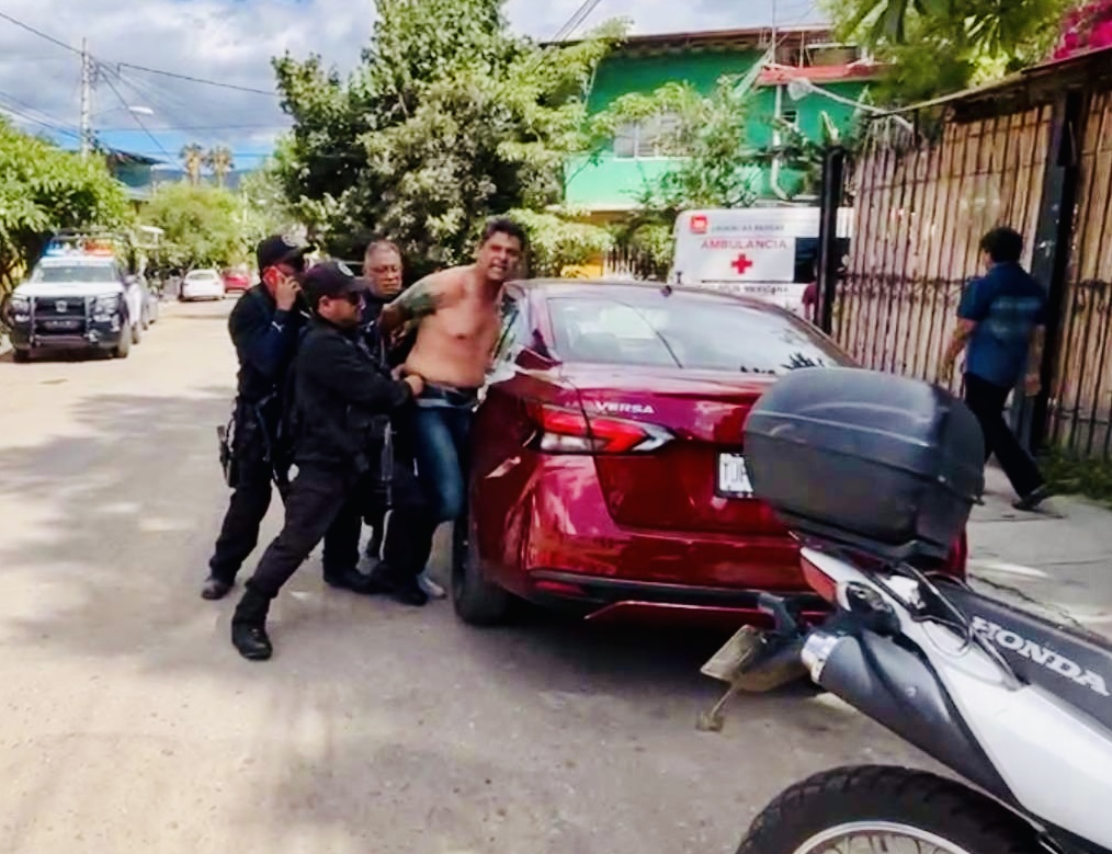 Detienen a hombre armado tras balacera cerca del Panteón General, en #Oaxaca; una persona resultó herida en el ataque