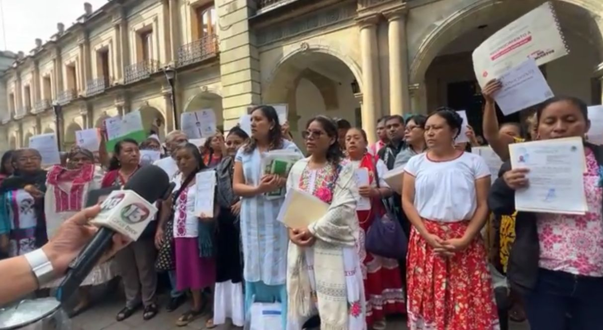 Artesanos oaxaqueños denuncian exclusión en Guelaguetza para favorecer a ambulantes ligados a Morena y al gobierno de Salomón Jara Artesanos oaxaqueños denuncian exclusión en Guelaguetza para favorecer a ambulantes ligados a Morena y al gobierno de Salomón Jara