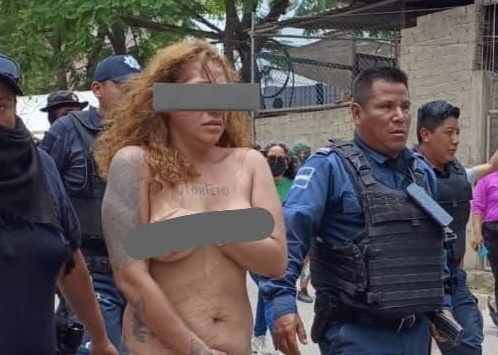 Vecinos desnudan y exhiben a una mujer acusada de presunto robo, en Etla; policía la escolta, sin impedir la violencia Vecinos desnudan y exhiben a una mujer acusada de presunto robo, en Etla; policía la escolta, sin impedir la violencia