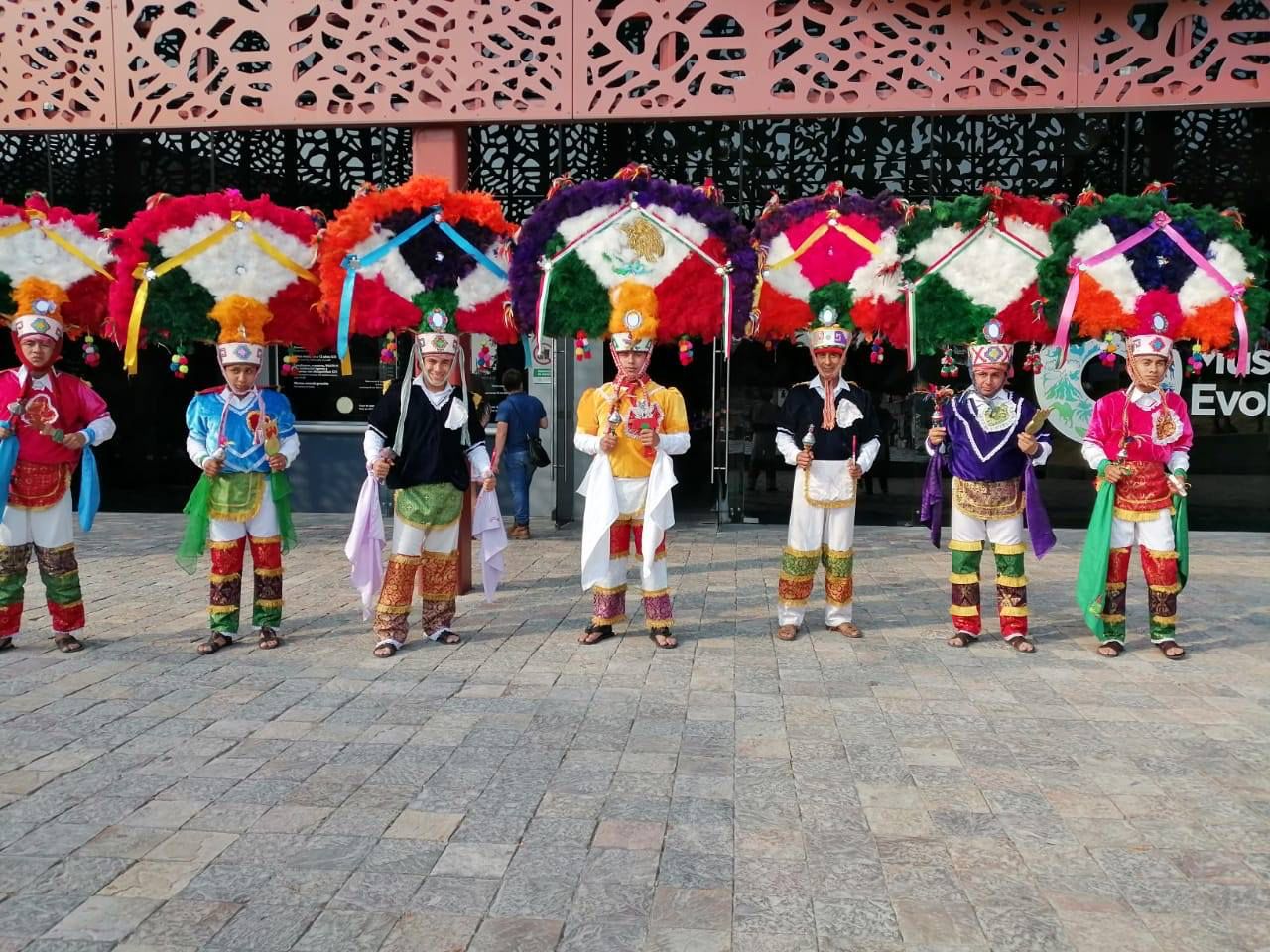 Grupo folclórico Binni Guenda sufre robo en Xochimilco y pide apoyo para recuperar vestuario tradicional