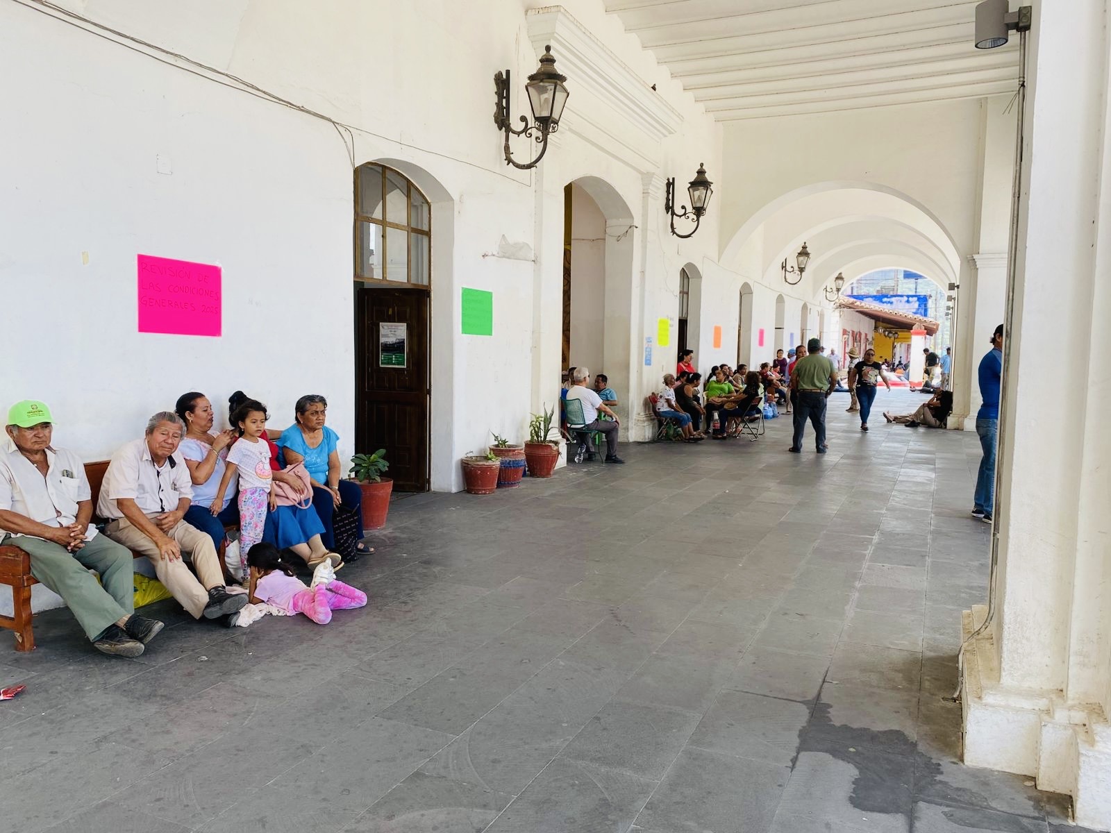 Trabajadores sindicalizados de Tehuantepec protestan y exigen a la alcaldesa respeto pleno a sus derechos laborales