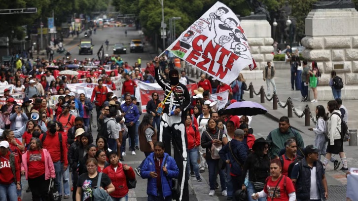 CNTE vuelve a las calles en CdMx en exigencia de demandas en «nueva fase»; no descartan otro plantón en el Zócalo CNTE vuelve a las calles en CdMx en exigencia de demandas en «nueva fase»; no descartan otro plantón en el Zócalo