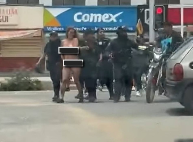 Investigan a policías en Oaxaca que exhibieron por las calles a una mujer desnuda, detenida por presunto robo