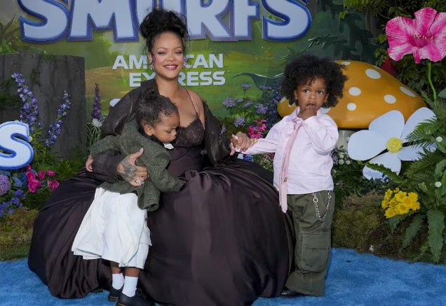 Rihanna posa con «sus tres hijos» en el estreno de «Los Pitufos» Rihanna posa con «sus tres hijos» en el estreno de «Los Pitufos»