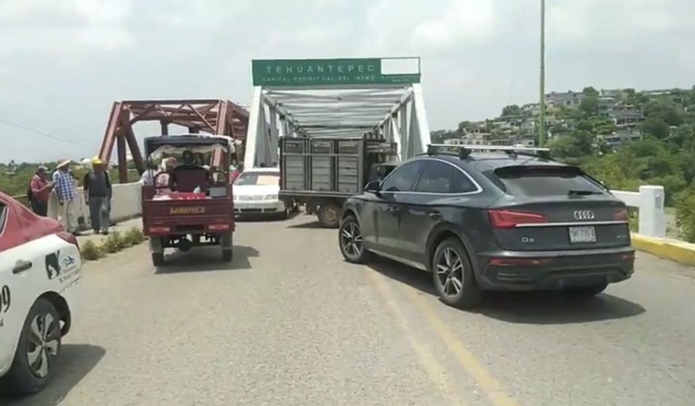 Bloquean pobladores de Rincón Moreno la carretera Transístmica; exigen a presidenta municipal cumplir obras prometidas en campaña Bloquean pobladores de Rincón Moreno la carretera Transístmica; exigen a presidenta municipal cumplir obras prometidas en campaña