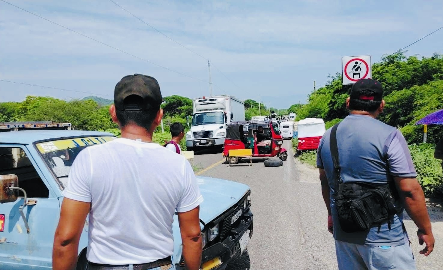 Pobladores de Jalapa del Marqués bloquean carretera Tehuantepec-Oaxaca por ocho meses sin agua y nula respuesta oficial Pobladores de Jalapa del Marqués bloquean carretera Tehuantepec-Oaxaca por ocho meses sin agua y nula respuesta oficial