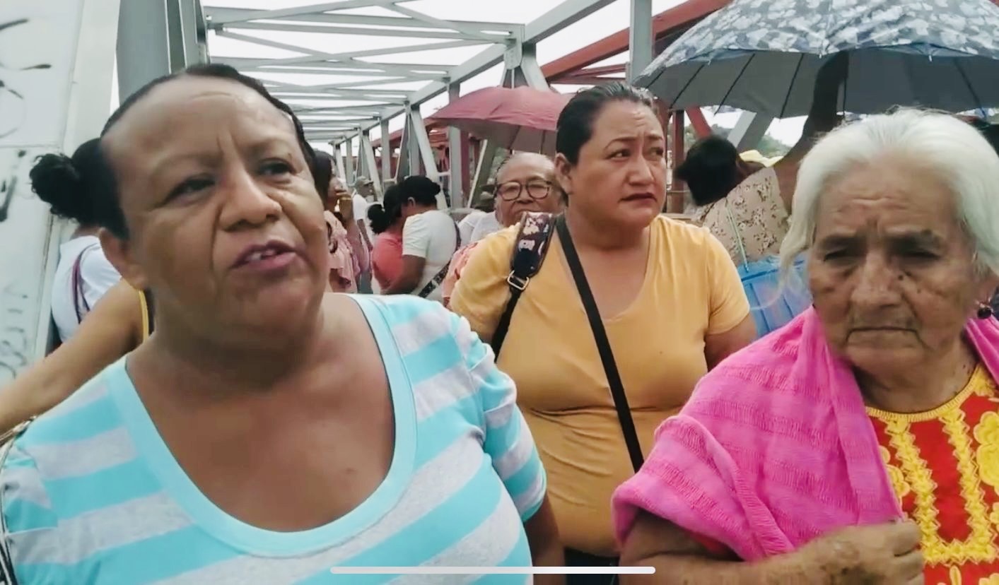 Vecinos de la colonia La Soledad bloquean carretera en Istmo de Tehuantepec por falta de agua potable