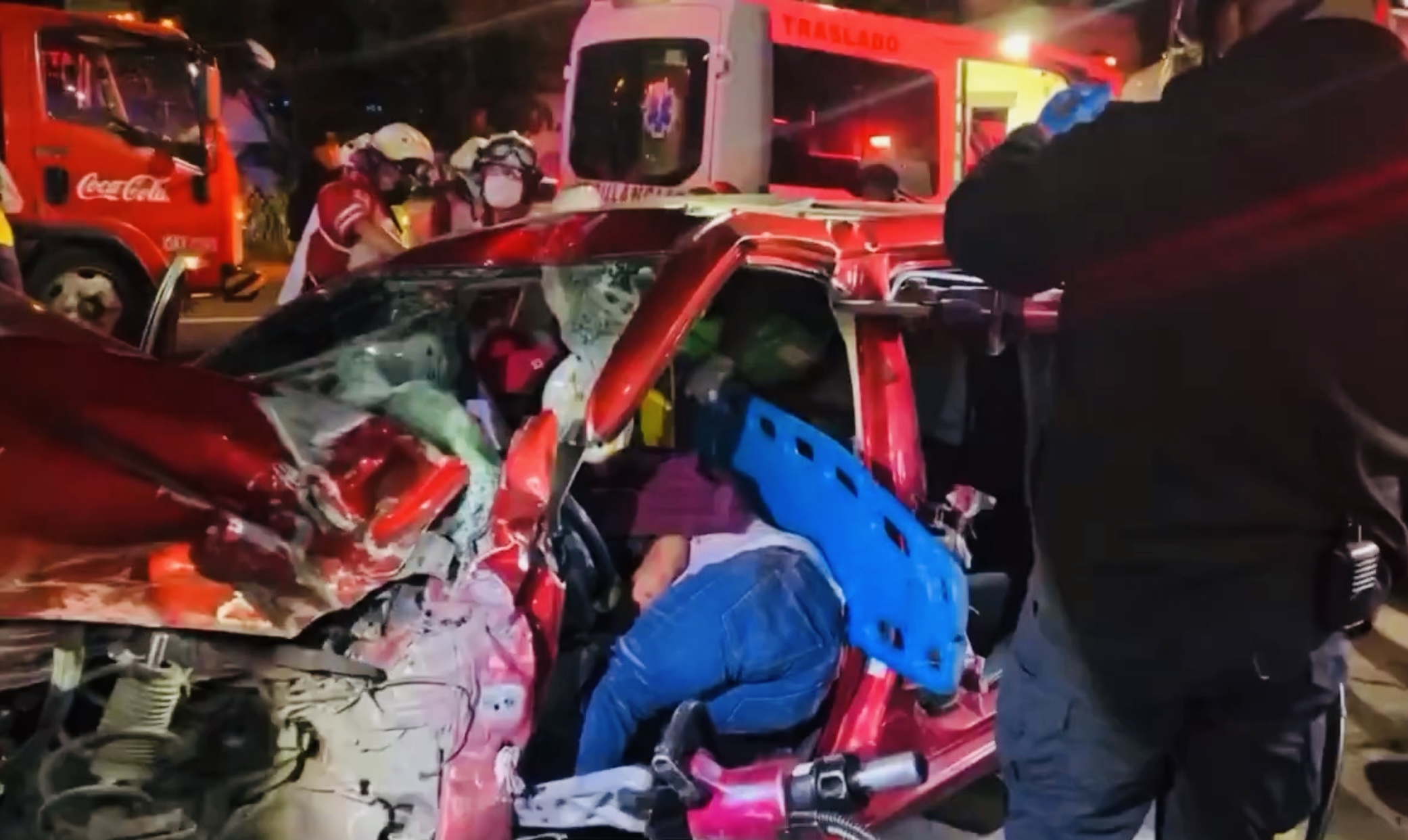 Automovilista ebrio evade alcoholímetro, hiere a policía y choca en Héroes de Chapultepec, en #Oaxaca capital