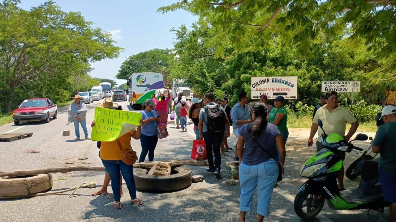Pobladores de Juchitán, #Oaxaca, bloquean carretera por detención irregular del promotor deportivo Carlos de la Cruz, “El Chino” Pobladores de Juchitán, #Oaxaca, bloquean carretera por detención irregular del promotor deportivo Carlos de la Cruz, “El Chino”