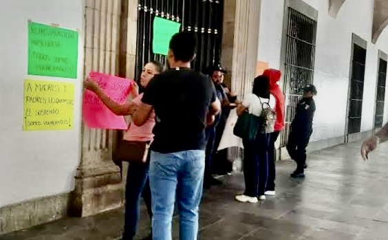 Burócratas denuncian cobro ilegal de hasta 100 mil pesos para recuperar plazas canceladas por decreto en #Oaxaca Burócratas denuncian cobro ilegal de hasta 100 mil pesos para recuperar plazas canceladas por decreto en #Oaxaca